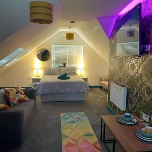 Apartment Vibrant & Modern In, Birmingham