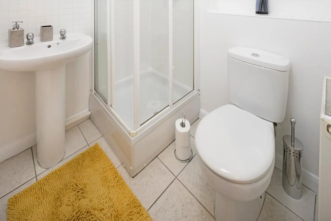 Birmingham Business Hub: Spacious 2-Bedroom Near NEC & City Centre Apartment